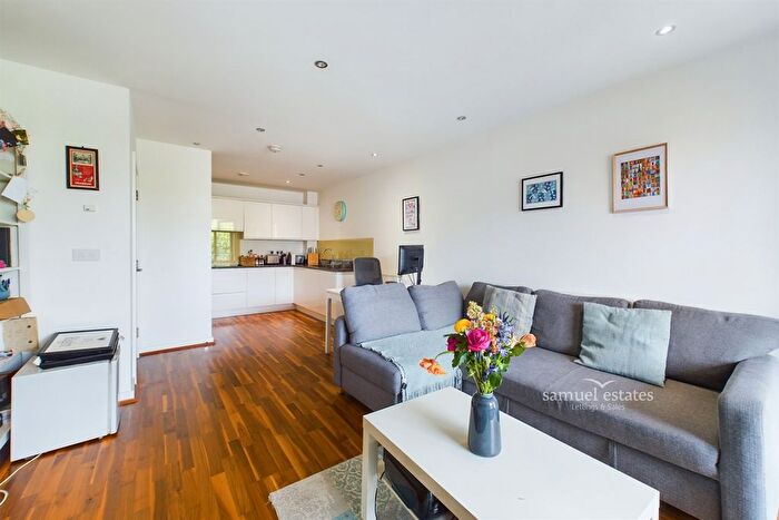 1 Bedroom Flat To Rent In Penrose Court, Boundaries Road, Balham, SW12