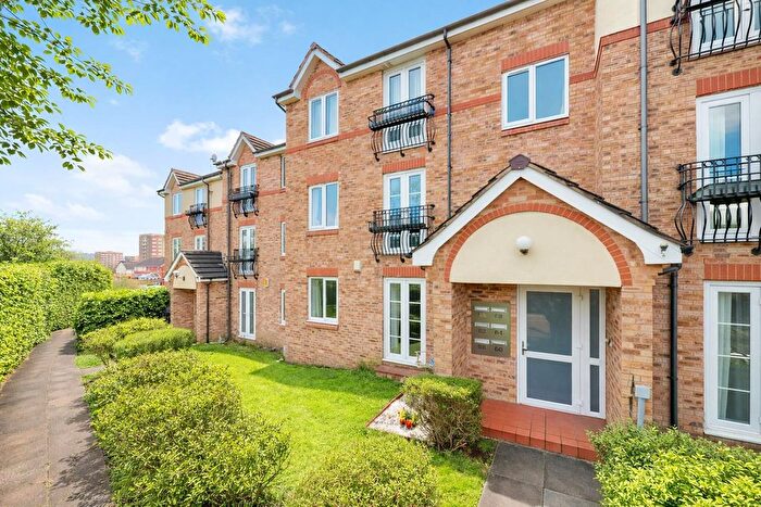 2 Bedroom Flat For Sale In Swinnow Close, Leeds, Leeds, LS13
