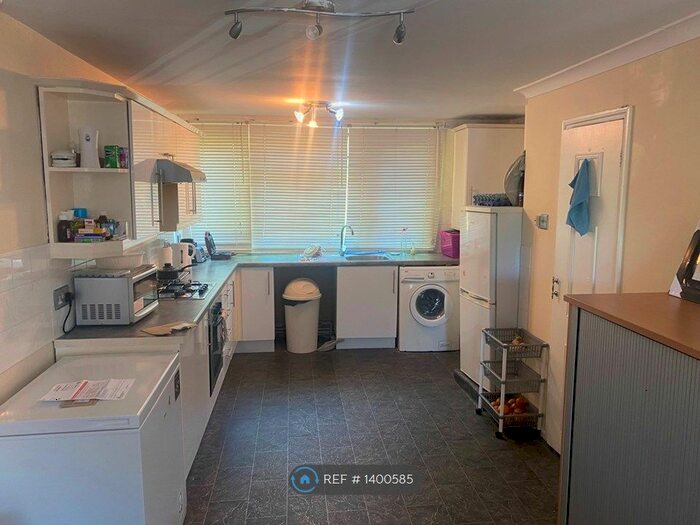 2 Bedroom Flat To Rent In Blacksmiths Lane, Orpington, BR5