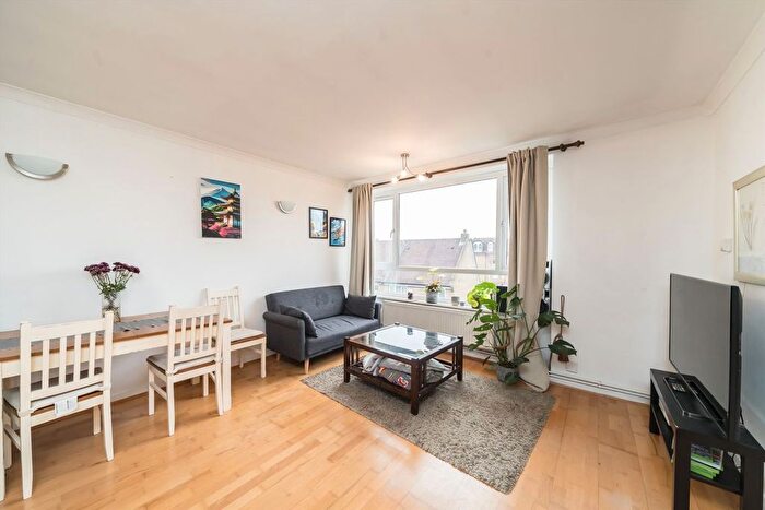 2 Bedroom Flat To Rent In Heathfield Road, Earlsfield, SW18