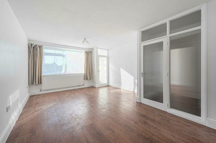 2 Bedroom Flat To Rent In Sonia Garden, Woodside Park, London, N12