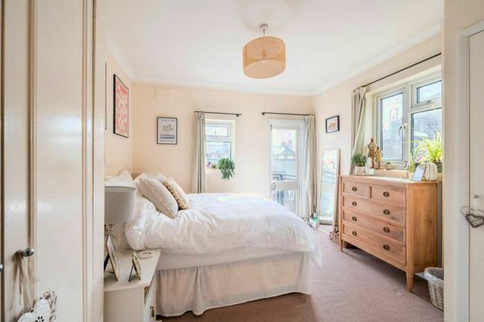 3 Bedroom Flat To Rent In Queenstown Road, Battersea, London, SW8