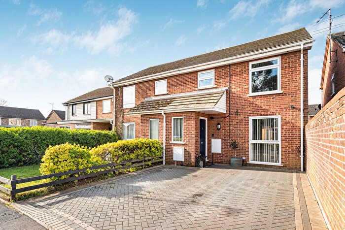 3 Bedroom End Terrace House For Sale In Fair Close, Bicester, OX26