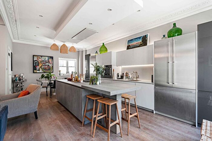 4 Bedroom Mews For Sale In Radnor Mews, Connaught Village, W2
