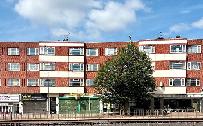 3 Bedroom Flat To Rent In Hendon Way, London, NW4