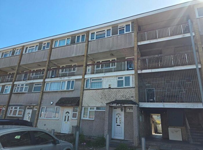 3 Bedroom Maisonette For Sale In Southwark Path, Basildon, Essex, SS14