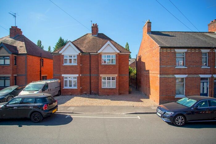 3 Bedroom Semi-Detached House To Rent In York Road, Newbury, RG14