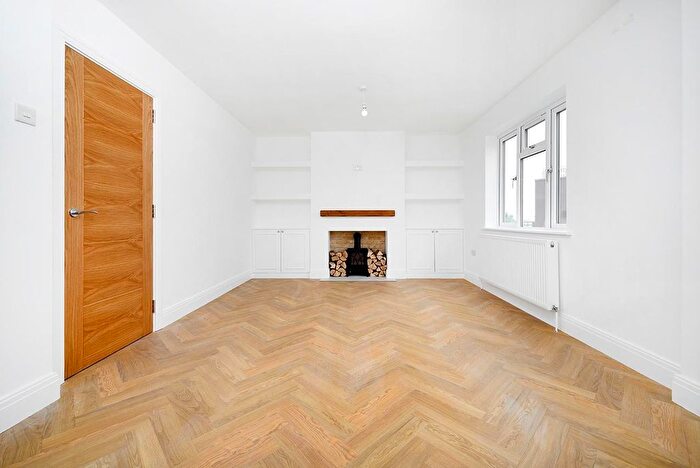 3 Bedroom Flat To Rent In Ewart Grove, London, N22