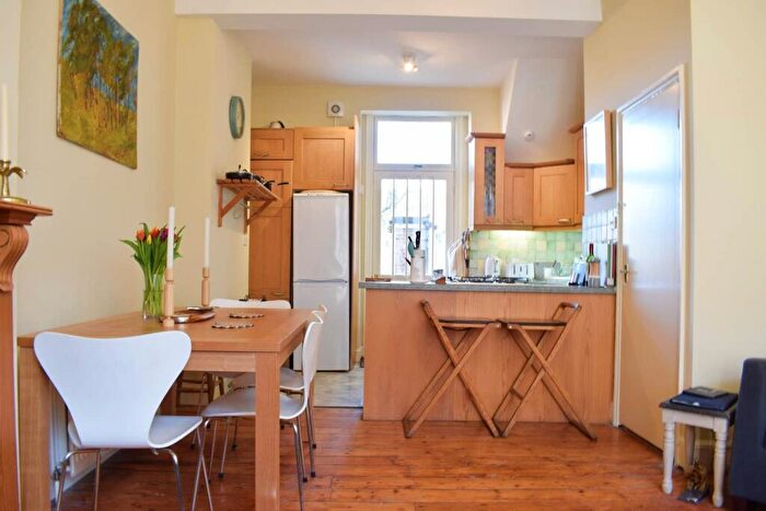 2 Bedroom Flat To Rent In Avenell Road, London ., N5