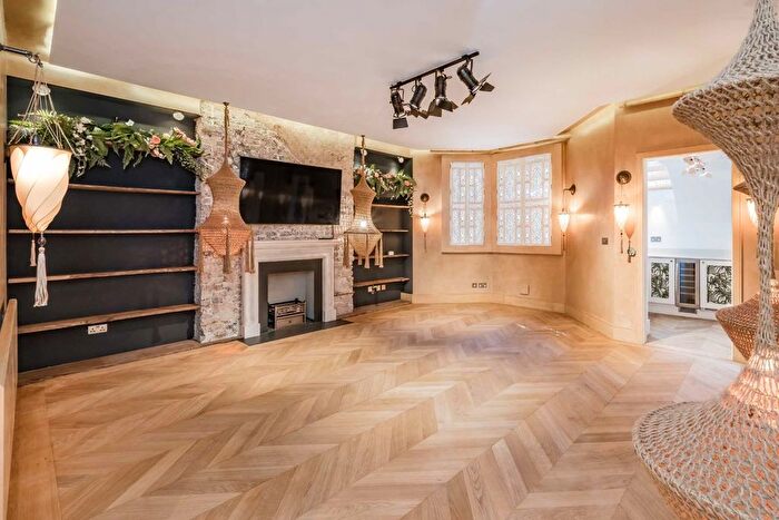 2 Bedroom Flat For Sale In Tite Street, Chelsea, SW3