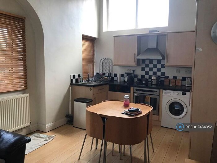 2 Bedroom Flat To Rent In Queens Road, Buckhurst Hill, IG9