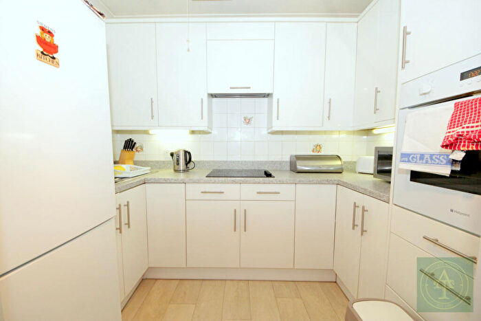 2 Bedroom Retirement Property For Sale In Woodmere Court, Avenue Road, N14