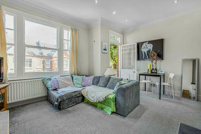 2 Bedroom Flat To Rent In Dinsmore Road, Balham, SW12