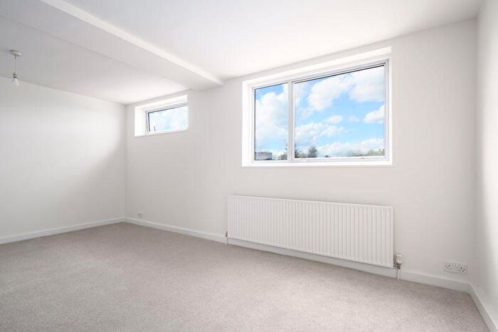 2 Bedroom Flat To Rent In Hersham Road, Walton-On-Thames, KT12
