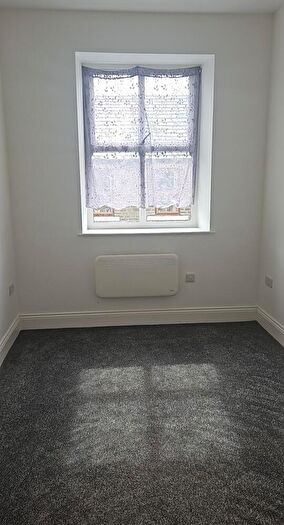 2 Bedroom Flat To Rent In George Street, Milnsbridge, Huddersfield, Kirklees, HD3