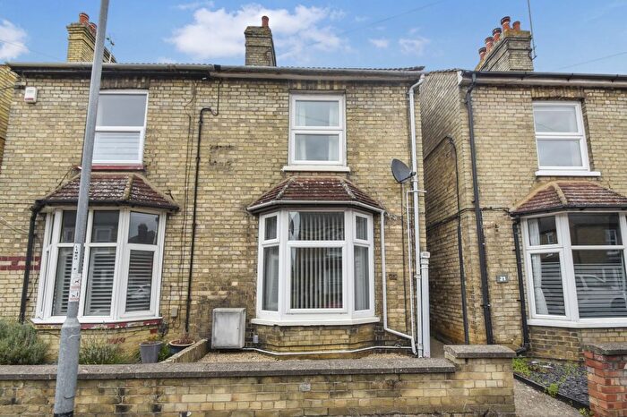 3 Bedroom Semi-detached House For Sale In Shaftesbury Avenue, St. Neots, PE19
