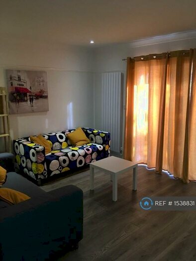 6 Bedroom Semi-Detached House To Rent In Ripstone Gardens, Southampton, SO17