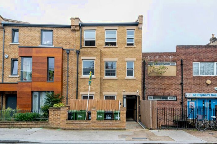 2 Bedroom Flat To Rent In Gayford Road, Shepherd's Bush, London, W12