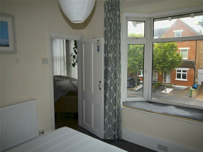 1 Bedroom Flat To Rent In Vicarage Road, Hampton Wick, Kingston Upon Thames, Surrey, KT1