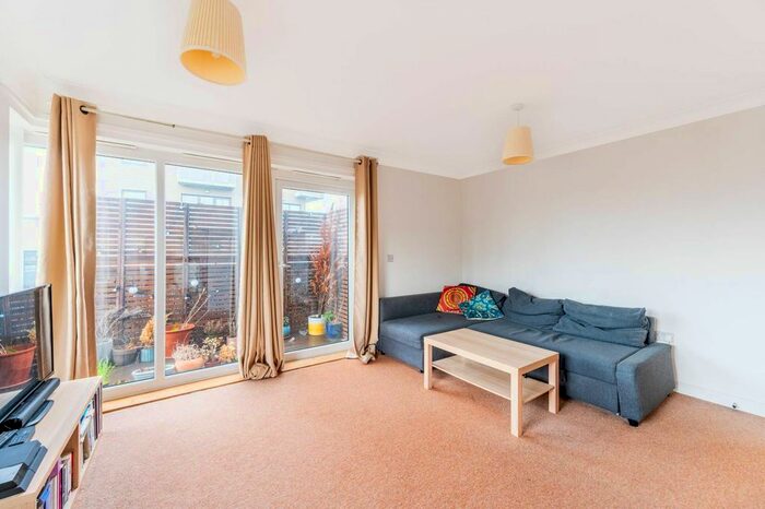 1 Bedroom Flat To Rent In Otter Drive, Carshalton, Carshalton, SM5