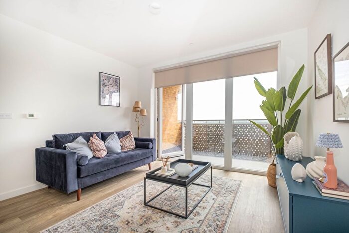 1 Bedroom Flat To Rent In Elmsleigh Road, Staines, TW18