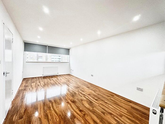 2 Bedroom Apartment To Rent In Dagnall Street, London, SW11