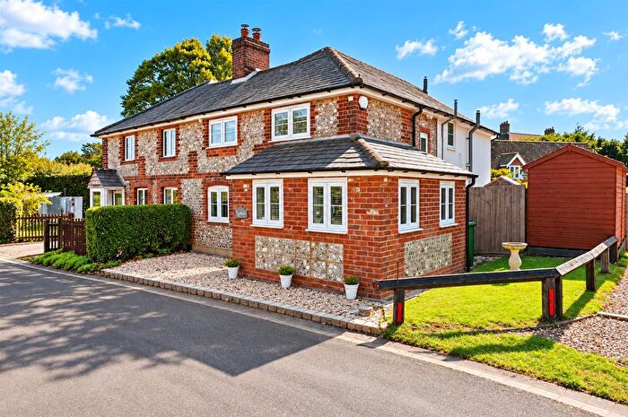 3 Bedroom Property For Sale In Up Street, Dummer, RG25