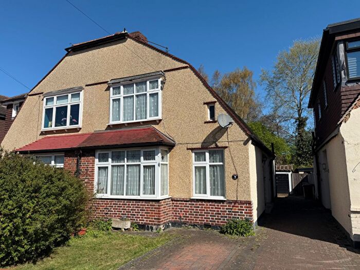 3 Bedroom Semi-Detached House For Sale In Wandleside, Wallington, SM6