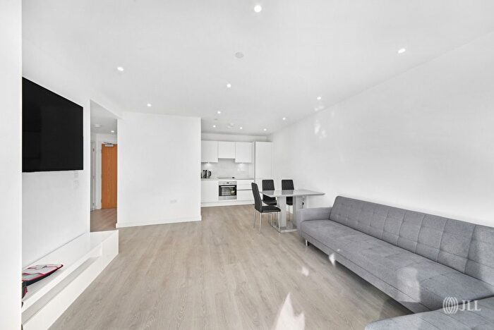 1 Bedroom Flat For Sale In Smithy Lane, Hounslow, TW3