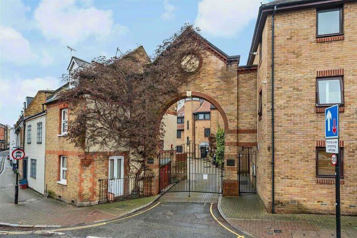 3 Bedroom Flat To Rent In Bridge Wharf Road, Isleworth, TW7