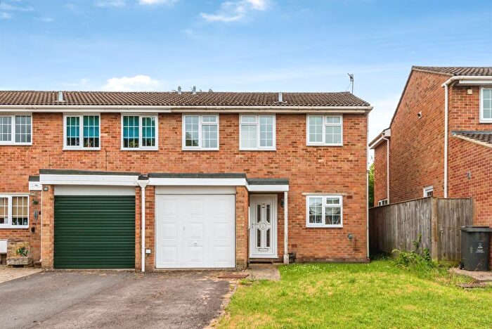 3 Bedroom End Of Terrace House For Sale In Larchmore Close, Swindon, SN25