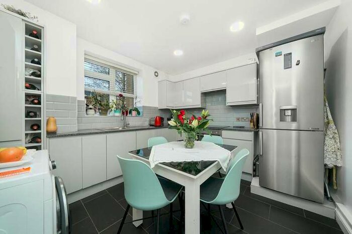 3 Bedroom Flat To Rent In Lancaster Street, London SE1