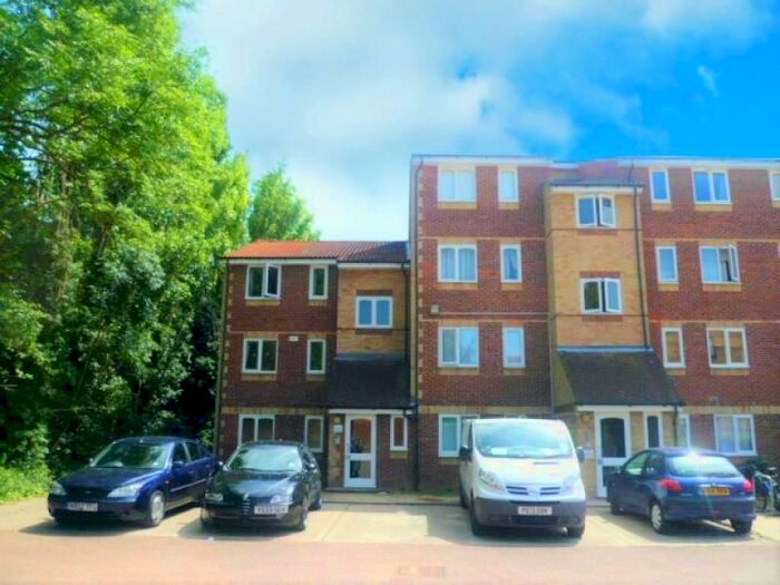 1 Bedroom Flat To Rent In Pioneer Way, Watford, WD18