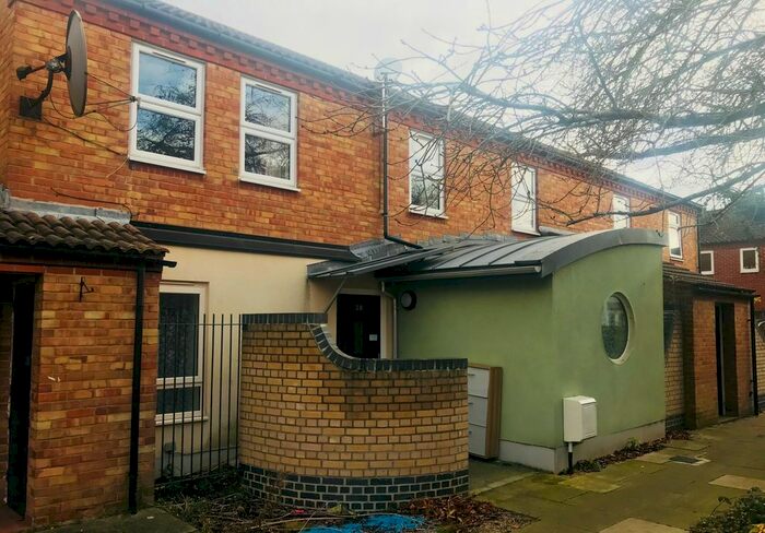 2 Bedroom Flat To Rent In Roman Courts, Cambridge, CB4