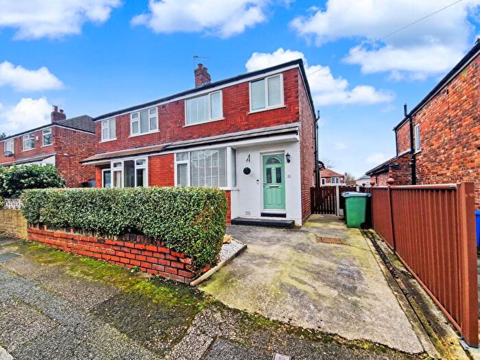 3 Bedroom Semi Detached House To Rent In Ridge Crescent, Whitefield, M45