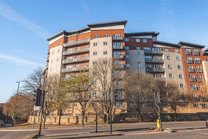 2 Bedroom Flat For Sale In Aspects Court, Slough, SL1