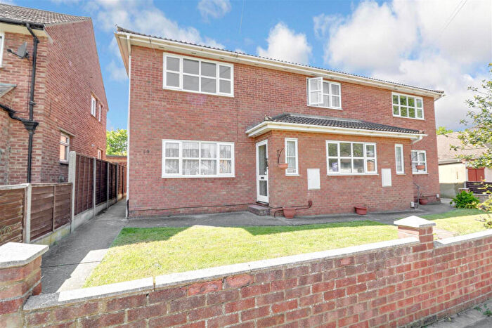 2 Bedroom Flat To Rent In Queen Annes Drive, Westcliff-on-sea, SS0