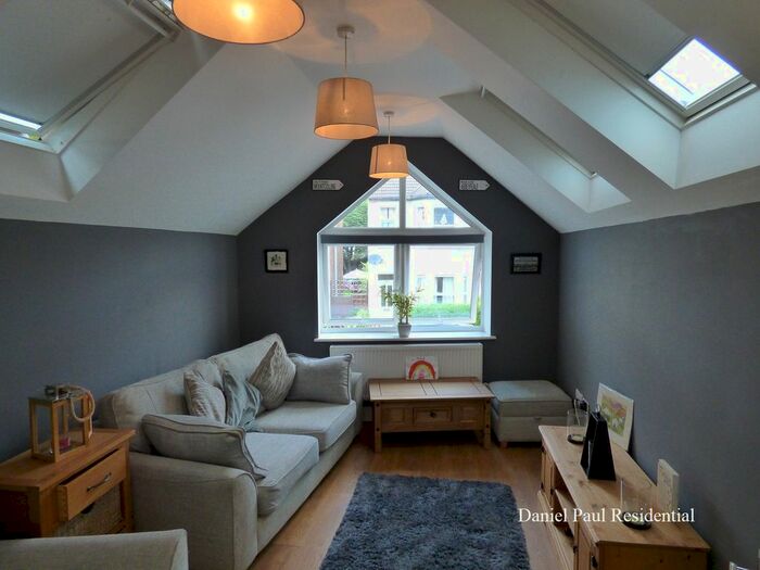 1 Bedroom Semi-Detached House To Rent In Carlyle Road, Ealing, W5