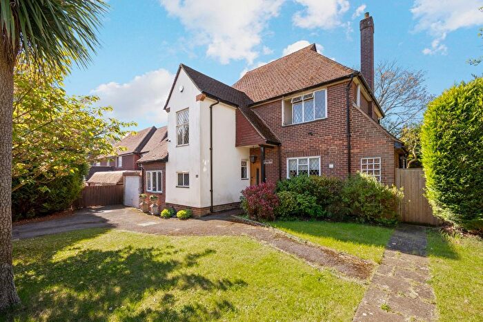 3 Bedroom Detached House For Sale In The Mount, Weybridge, KT13