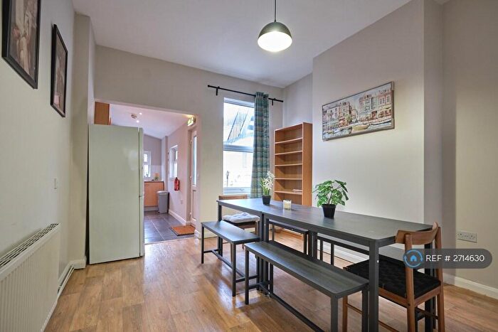 4 Bedroom Terraced House To Rent In Hartley Road, Nottingham, NG7