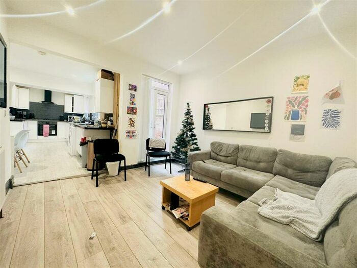 6 Bedroom House To Rent In Balfour Road, Nottingham, NG7