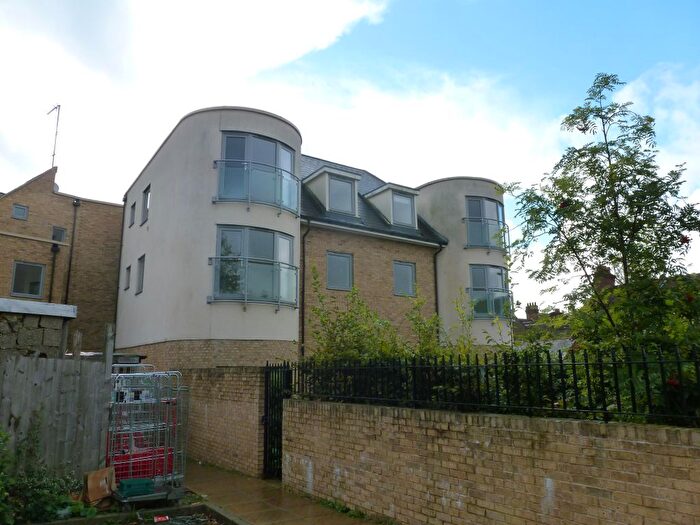 1 Bedroom Flat To Rent In Harwoods Road, Watford, WD18