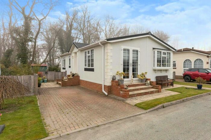 2 Bedroom Mobile/park Home For Sale In Dover Road, Barham, Canterbury, CT4
