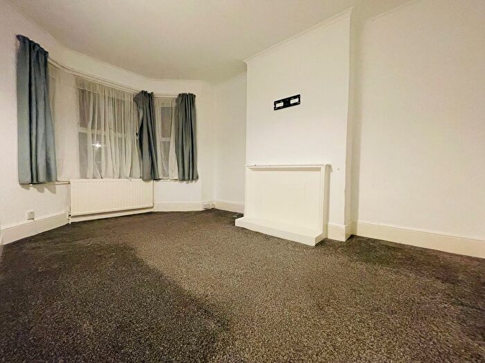3 Bedroom Flat To Rent In Kingswood Road, Leytonstone, E11