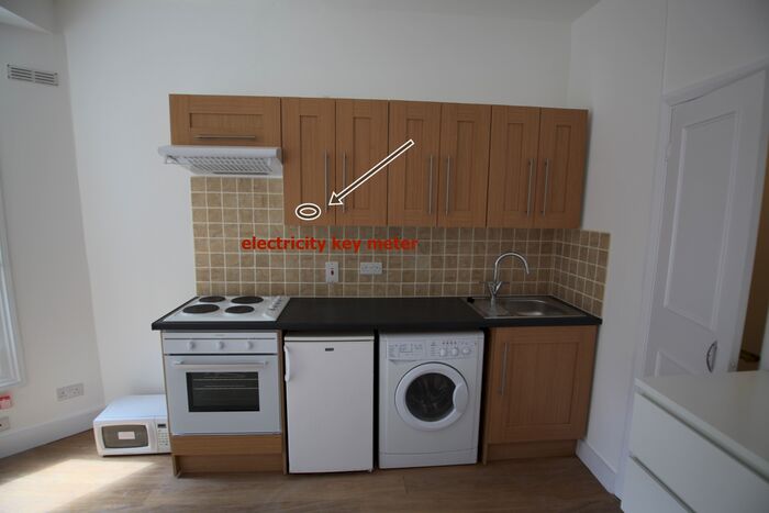 Studio To Rent In Woodside Road, London, N22