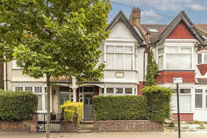 3 Bedroom Flat To Rent In Chillerton Road, London, SW17