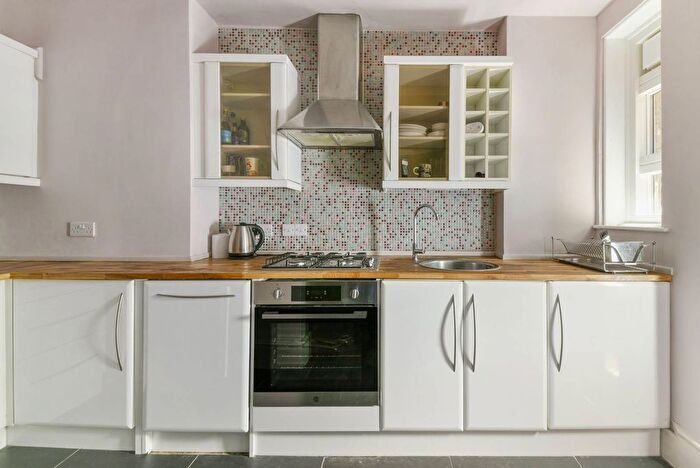 2 Bedroom Flat To Rent In Wilmot Street, Bethnal Green, London, E2