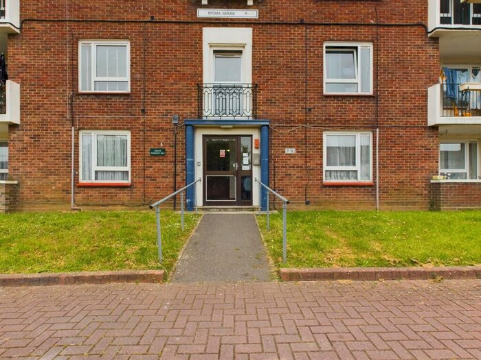 2 Bedroom Flat To Rent In Rydal Close, Paulsgrove, Portsmouth, PO6