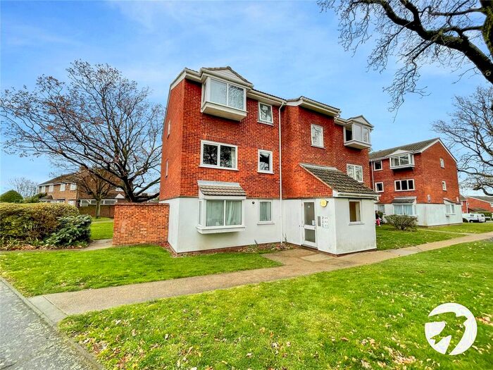 2 Bedroom Flat To Rent In Heathdene Drive, Upper Belvedere, Kent DA17