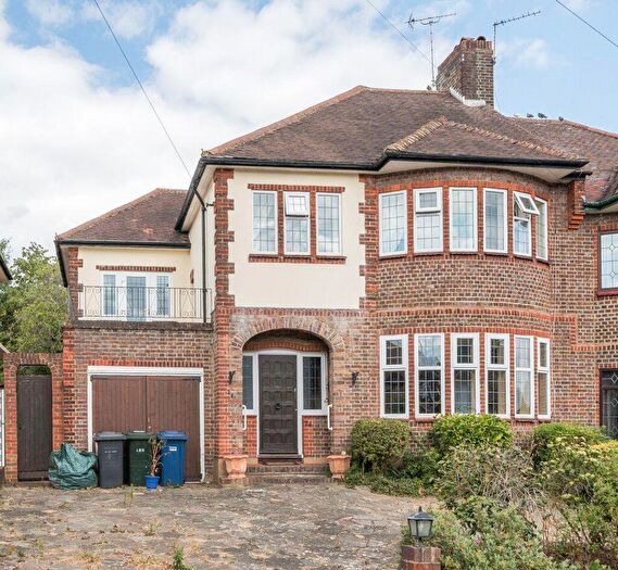4 Bedroom Semi-Detached House For Sale In Folkington Corner, N12